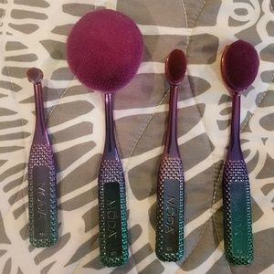 Moda round makeup brushes